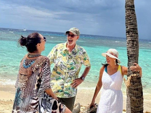 Dean Tomasello and his Roatan friends.