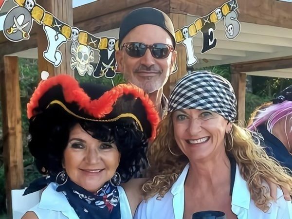 Dean Tomasello and his Roatan friends.